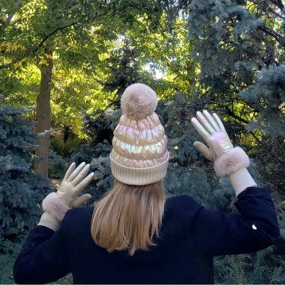 🩷LOVE~FAUX-FUR🩷Iridescent PEARLY Cream-Off White Stella Puffer Gloves🩷 - Picture 4 of 13